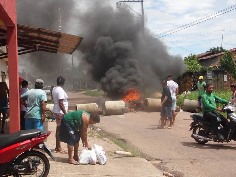 
        
            Moradores fazem protesto em Ananindeua
        
    
