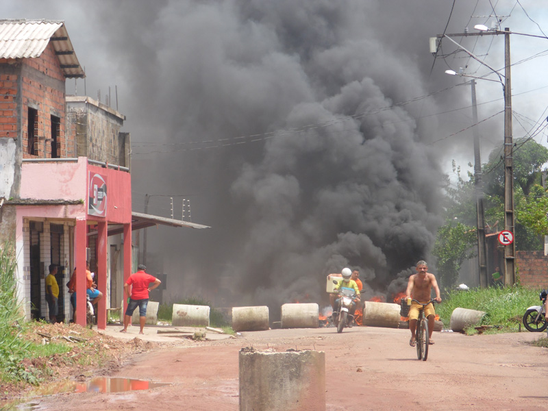
        
            Moradores fazem protesto em Ananindeua
        
    