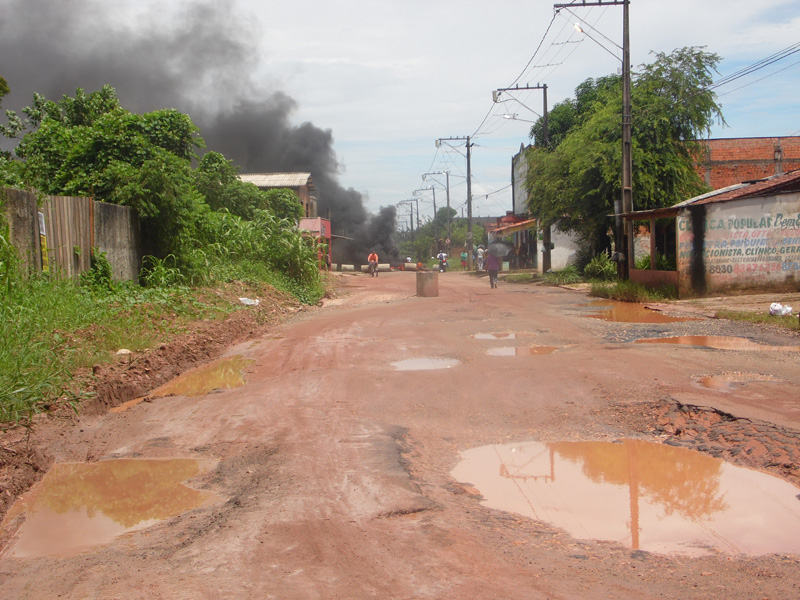 
        
            Moradores fazem protesto em Ananindeua
        
    