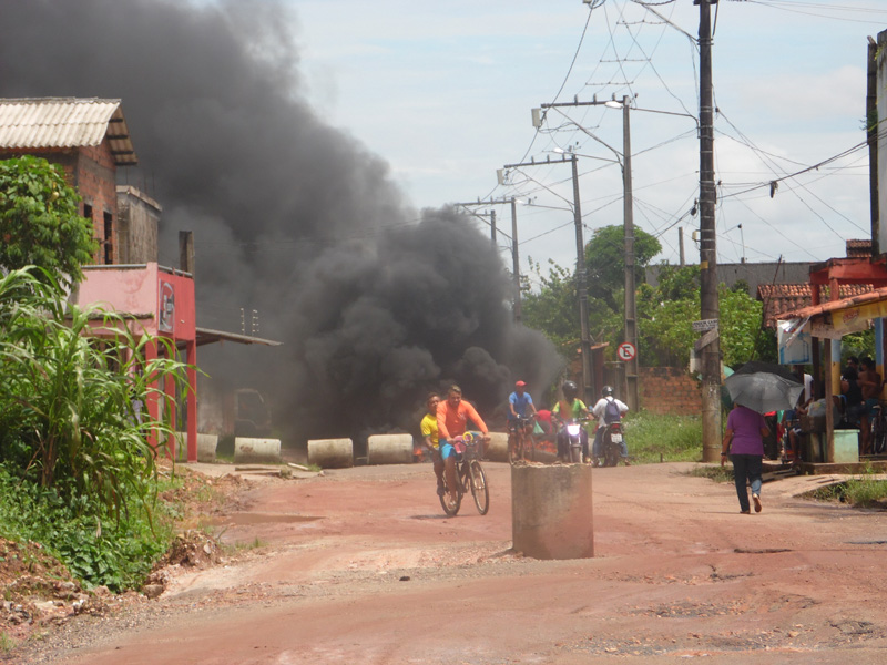 
        
            Moradores fazem protesto em Ananindeua
        
    