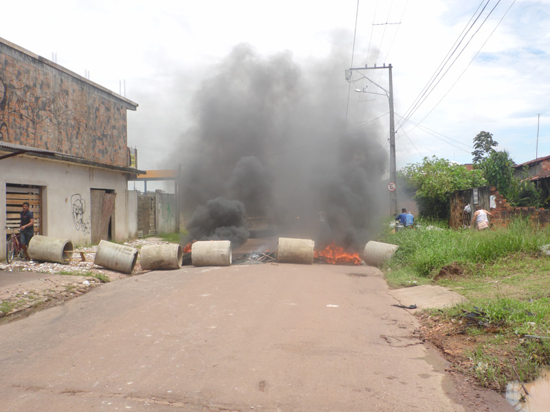 
        
            Moradores fazem protesto em Ananindeua
        
    