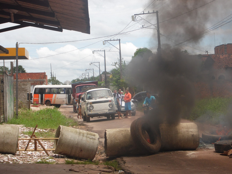 
        
            Moradores fazem protesto em Ananindeua
        
    