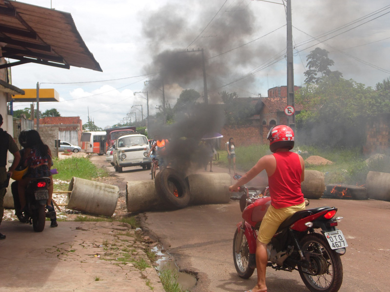 
        
            Moradores fazem protesto em Ananindeua
        
    