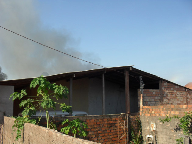 
        
            Incêndio atinge vila de casas em Santarém 
        
    