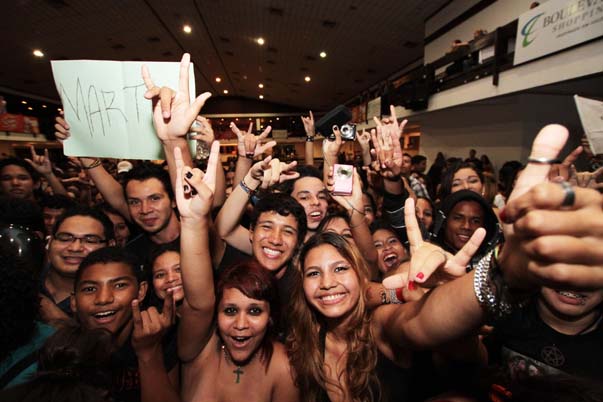 
        
            Pitty leva mais de 2 mil fãs ao delírio na AP
        
    