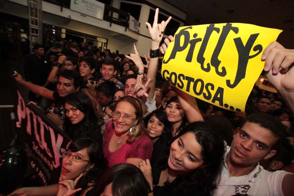 
        
            Pitty leva mais de 2 mil fãs ao delírio na AP
        
    