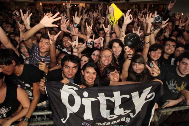 
        
            Pitty leva mais de 2 mil fãs ao delírio na AP
        
    