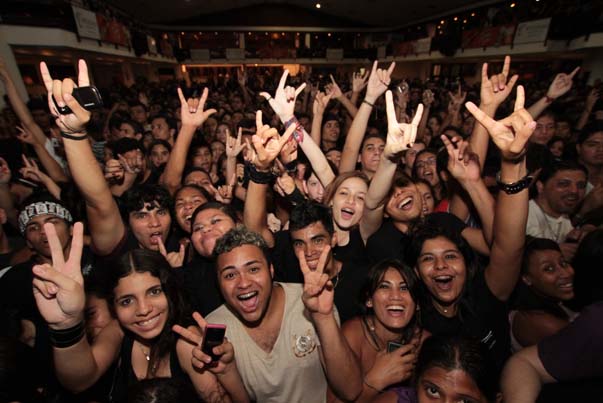 
        
            Pitty leva mais de 2 mil fãs ao delírio na AP
        
    