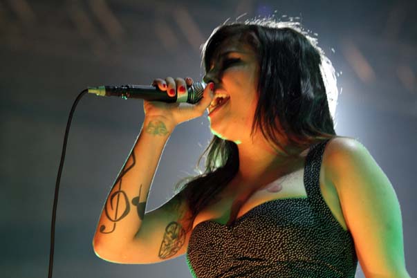 
        
            Pitty leva mais de 2 mil fãs ao delírio na AP
        
    