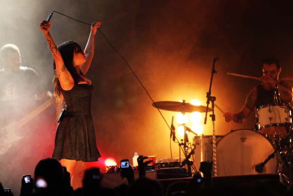 
        
            Pitty leva mais de 2 mil fãs ao delírio na AP
        
    