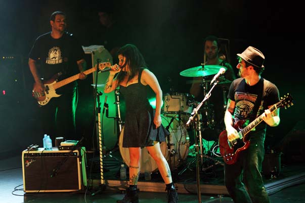 
        
            Pitty leva mais de 2 mil fãs ao delírio na AP
        
    