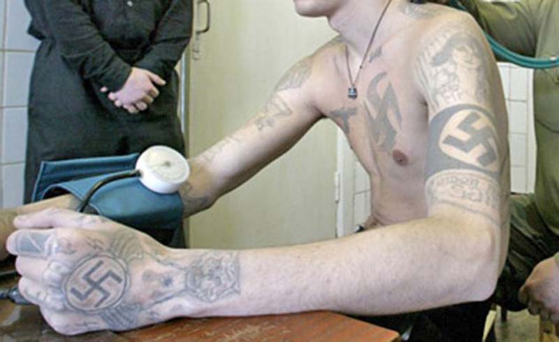 
        
            Veja significado de tatuagens usadas nas cadeias
        
    