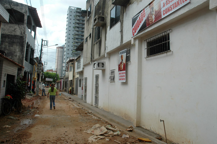 
        
            Moradores alertam sobre perigo em vila com placas
        
    