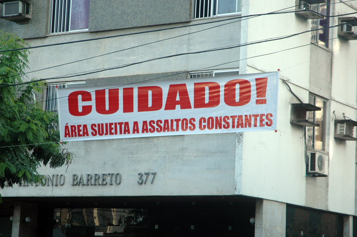 
        
            Moradores alertam sobre perigo em vila com placas
        
    