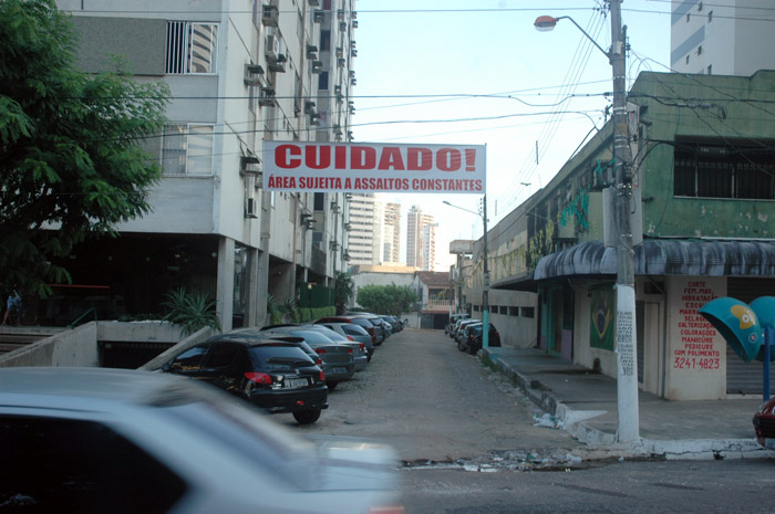 
        
            Moradores alertam sobre perigo em vila com placas
        
    