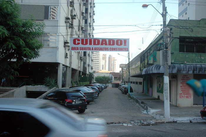 
        
            Moradores alertam sobre perigo em vila com placas
        
    