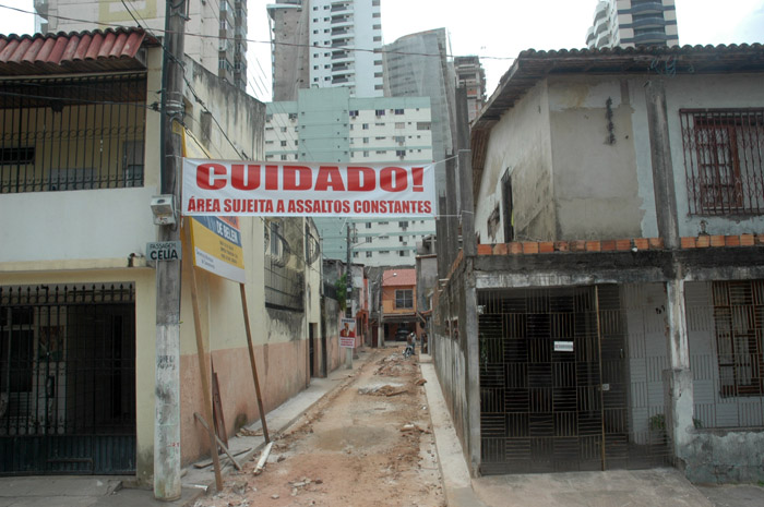 
        
            Moradores alertam sobre perigo em vila com placas
        
    