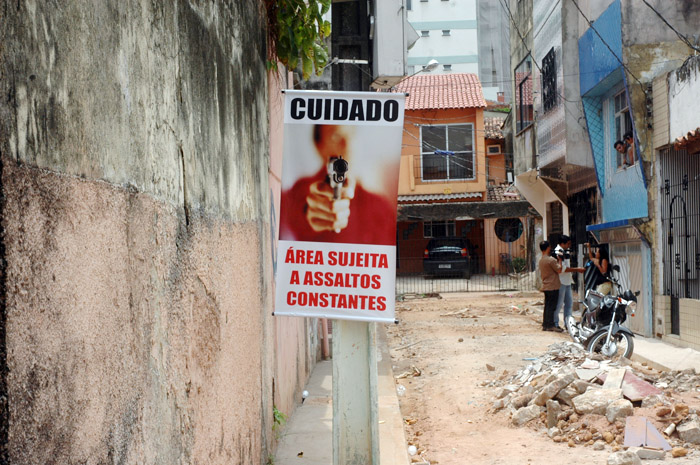 
        
            Moradores alertam sobre perigo em vila com placas
        
    