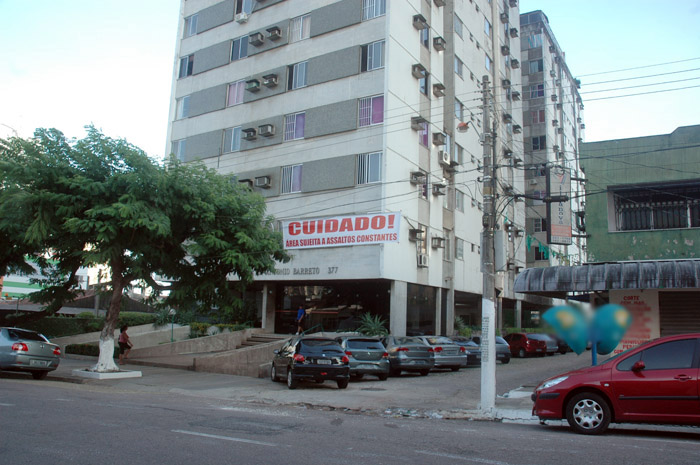 
        
            Moradores alertam sobre perigo em vila com placas
        
    