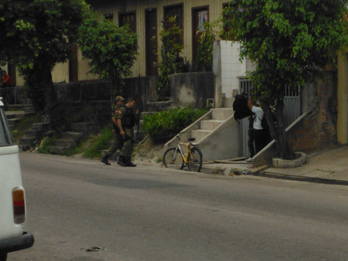 
        
            Dupla faz refém durante tentativa de assalto
        
    