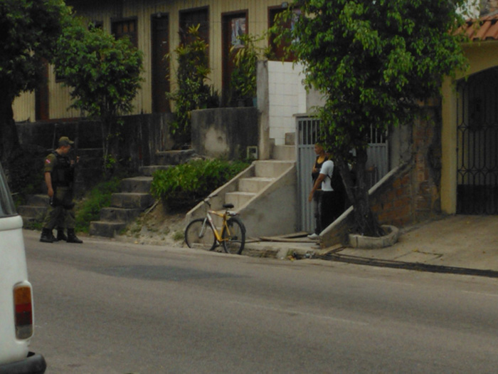 
        
            Dupla faz refém durante tentativa de assalto
        
    