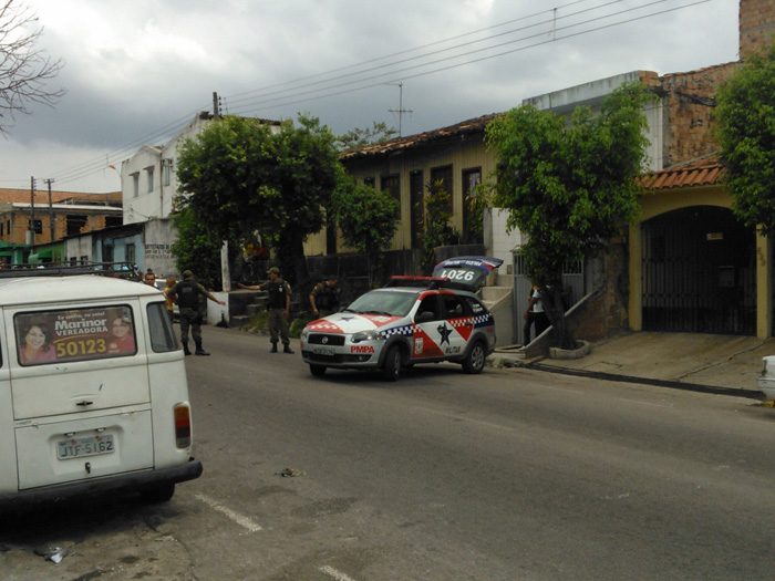 
        
            Dupla faz refém durante tentativa de assalto
        
    