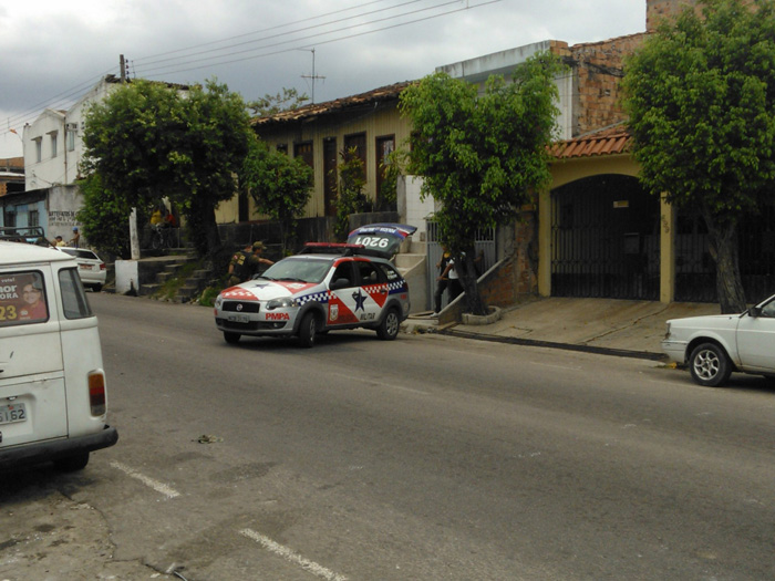 
        
            Dupla faz refém durante tentativa de assalto
        
    