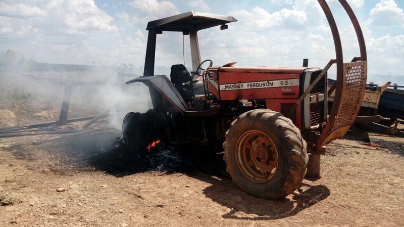 
        
            Veja fotos da destruição na fazenda Mutamba
        
    