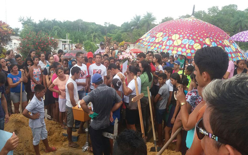 
        
        
            Naufrágio: enterro e chegada de corpos de vítimas
        
    