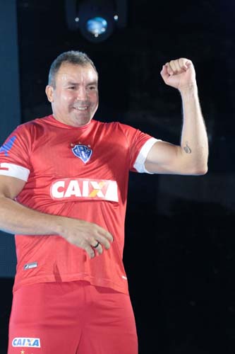 
        
            Papão lança nossos uniformes com homenagens aos campeões e deixa Brasil para depois
        
    