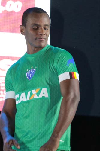 
        
            Papão lança nossos uniformes com homenagens aos campeões e deixa Brasil para depois
        
    