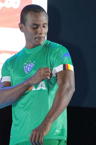 
        
            Papão lança nossos uniformes com homenagens aos campeões e deixa Brasil para depois
        
    