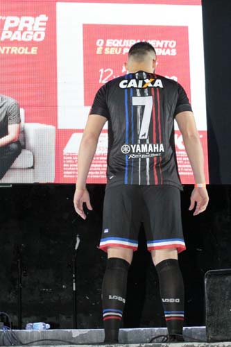 
        
            Papão lança nossos uniformes com homenagens aos campeões e deixa Brasil para depois
        
    