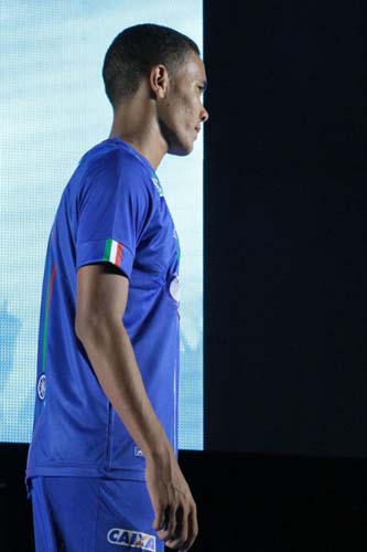 
        
            Papão lança nossos uniformes com homenagens aos campeões e deixa Brasil para depois
        
    