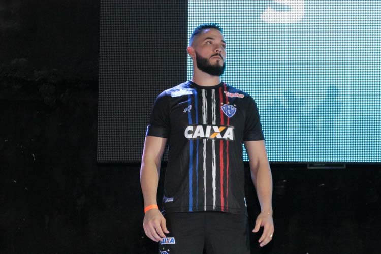 
        
            Papão lança nossos uniformes com homenagens aos campeões e deixa Brasil para depois
        
    