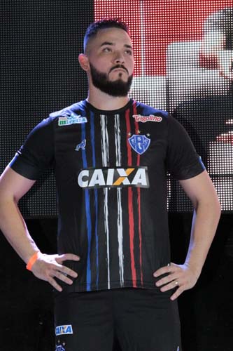 
        
            Papão lança nossos uniformes com homenagens aos campeões e deixa Brasil para depois
        
    