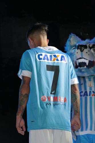 
        
            Papão lança nossos uniformes com homenagens aos campeões e deixa Brasil para depois
        
    