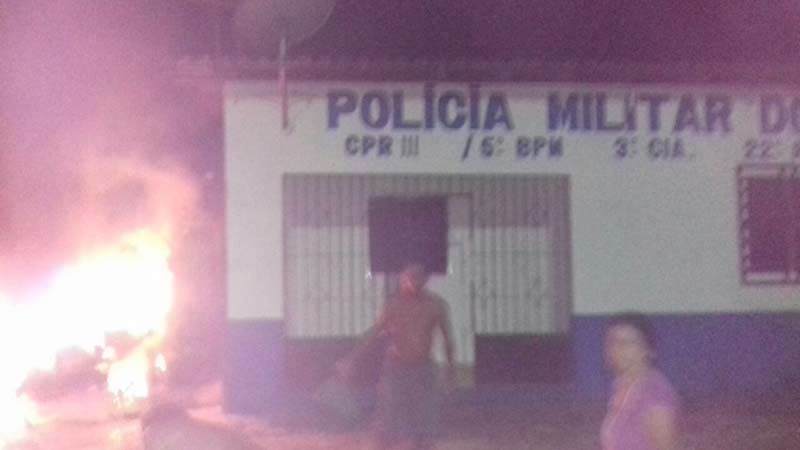 
        
            Viatura é incendia em Magalhães Barata
        
    