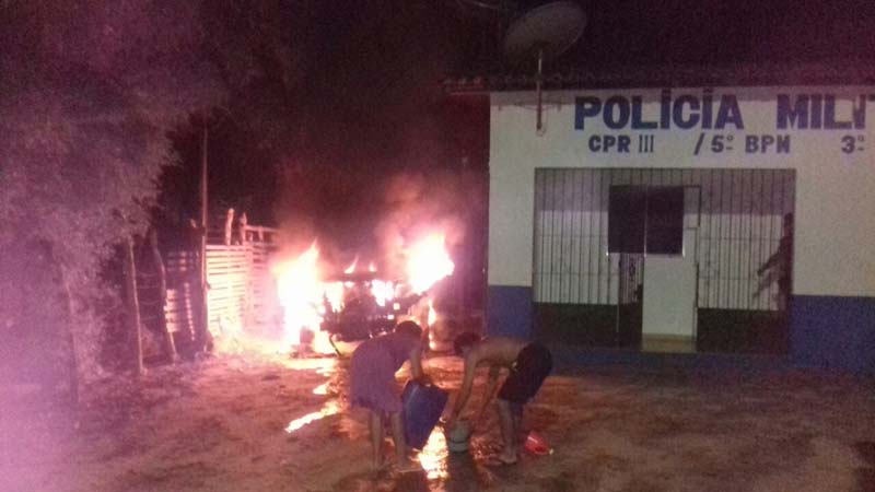 
        
            Viatura é incendia em Magalhães Barata
        
    