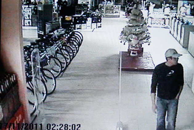 
        
            Imagens de assalto em loja são divulgadas
        
    