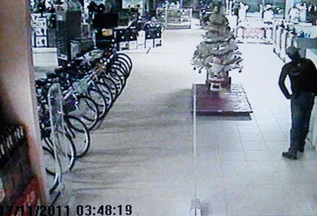 
        
            Imagens de assalto em loja são divulgadas
        
    