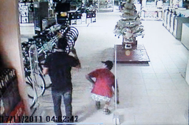 
        
            Imagens de assalto em loja são divulgadas
        
    