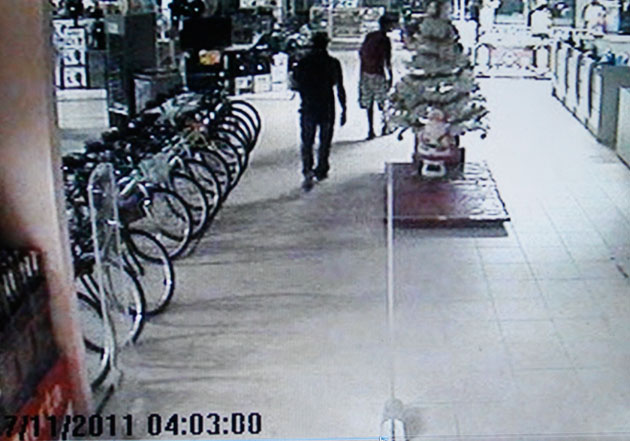 
        
            Imagens de assalto em loja são divulgadas
        
    