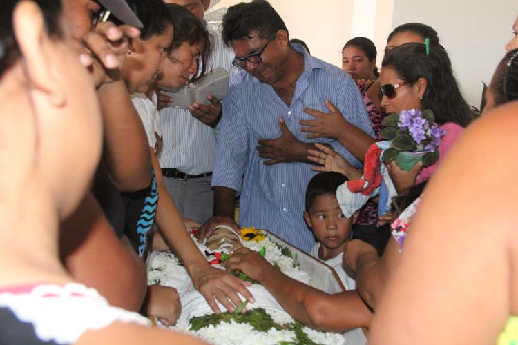 Familiares e amigos se despedem do pequeno Caio