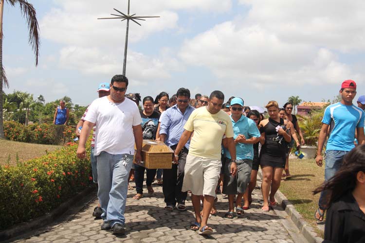 
        
            Familiares e amigos se despedem do pequeno Caio   
        
    