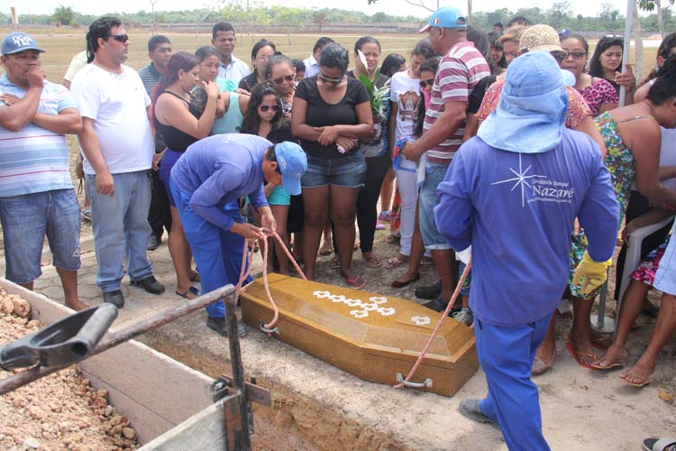 
        
            Familiares e amigos se despedem do pequeno Caio   
        
    