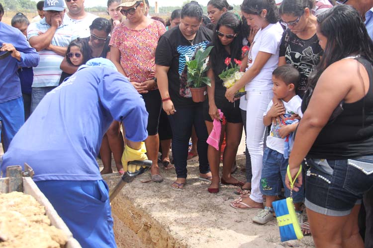 
        
            Familiares e amigos se despedem do pequeno Caio   
        
    