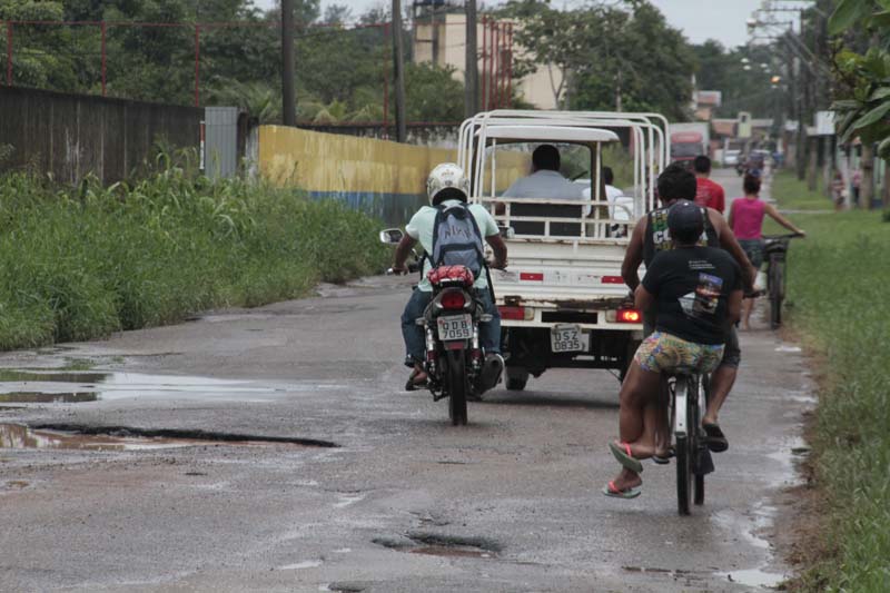 
        
            Rua com buracos causa revolta em Ananindeua 
        
    