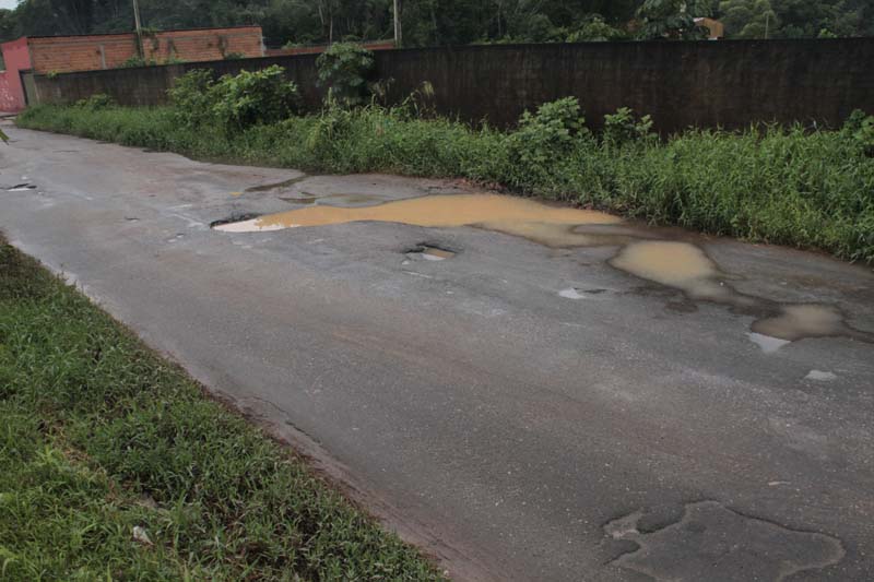 
        
            Rua com buracos causa revolta em Ananindeua 
        
    