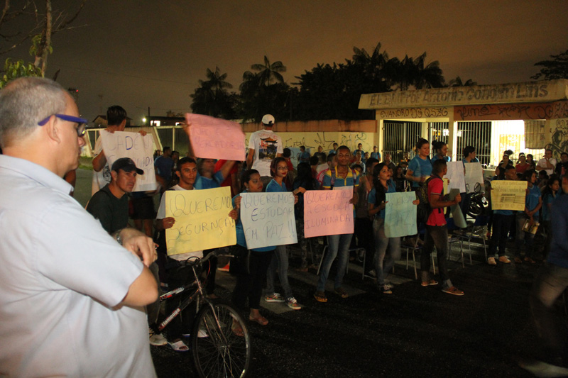 
        
            Alunos protestam após 4 assaltos em escola
        
    